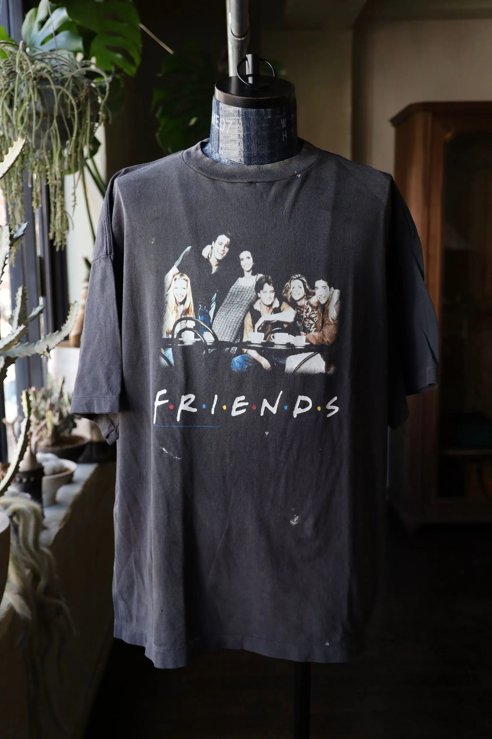 SAINT Mxxxxxx × FRIENDS FRD_SS TEE/FRIENDS/BLK Friends co-branded TEE. Black stills TEE. Washed black S-XL. The ceiling of American dramas. A must-have for sentiment. Asut ready-to-wear wash water and distressed treatment. Domestic top printing factory. God restored. Correct accessories. Friends co-branded wash.